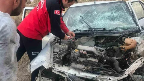 Altıeylül'de otomobil ve kamyon çarpıştı