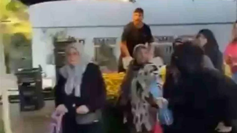 Bursa'da pazarda hırsızlık yapmak isteyen iki kadın yakalandı.