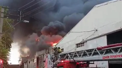 İzmir Bornova'da depo yangını