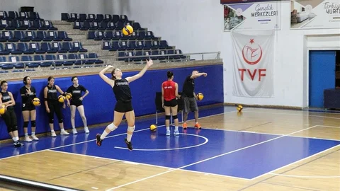 Düzce'de Voleybolda Gençlere Örnek Takım