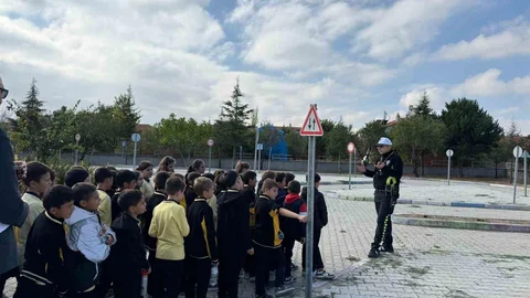 Afyonkarahisar'da 75 öğrenciye trafik güvenliği eğitimi verildi