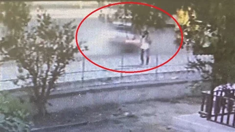 Mersin'de otomobilin tıra çarpma anı kaydedildi