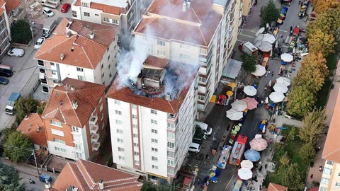 Eskişehir'de bina çatısında yangın