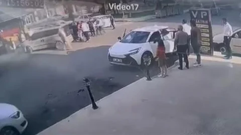 Elazığ'da bir sürücüyle tartışan şahıs, hem sürücüye hem de aracına saldırdı. O anlar güvenlik kameraları tarafından kaydedildi.