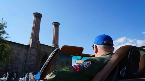 Belçika'dan gelen klasik araç tutkunları Erzurum'dan Türkiye turuna başladı