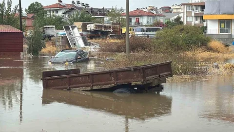 Muğla'nın Ortaca ilçesinde şiddetli yağış nedeniyle birçok araç su altında kaldı.