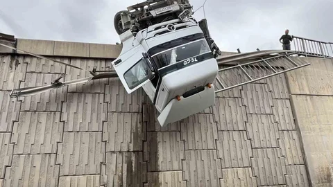 İzmir'de Viyadükte Asılı Kalan Tır