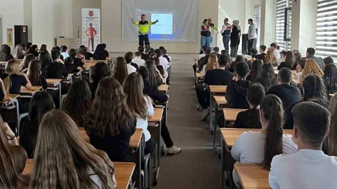 Çanakkale'de jandarma ekipleri lise öğrencilerine trafik eğitimi verdi
