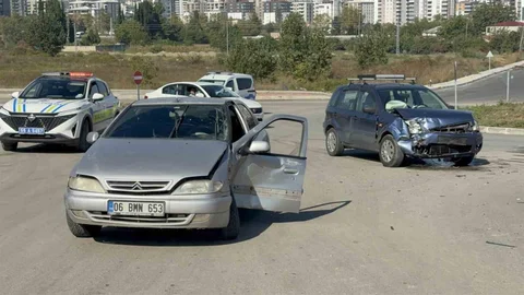 Samsun'da otomobil çarpışması sonucu 2 kişi yaralandı