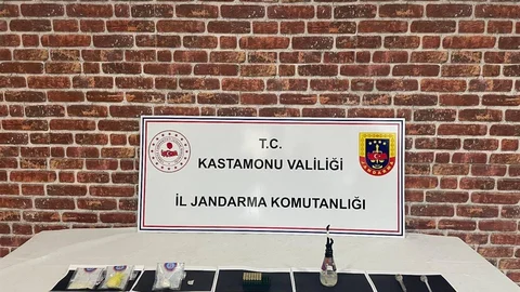 Kastamonu'da uyuşturucu operasyonunda yakalanan 4 sanığa toplamda 8 yıl 4 ay hapis cezası verildi.