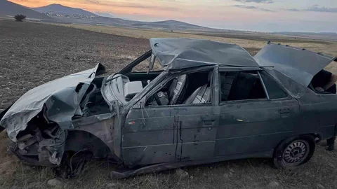 Gevaş'ta lastiği patlayan otomobil, karşı yönden gelen cip ile çarpıştı