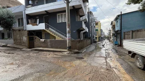 Bornova'da yollar göle döndü