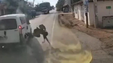 Tekirdağ'da hafif ticari araç, yolun karşısına geçmek isteyen 13 yaşındaki bir çocuğa çarptı.