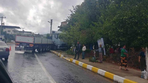 Aydın'da tır kaldırıma çıktı