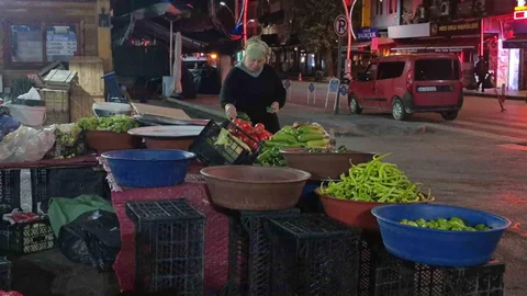 Bartın'da köylü kadınlar, yaklaşık 200 yıldır Galla Pazarı'nda kendi ürettikleri meyve, sebze ve hayvansal ürünleri satışa sunuyor.