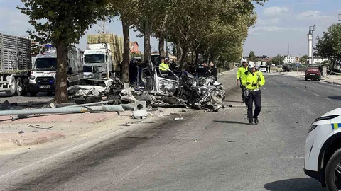 Konya'da otomobilin çarptığı araç ikiye bölündü