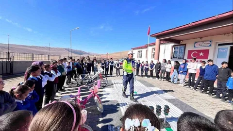 Kars'ta öğrencilere trafik eğitimi