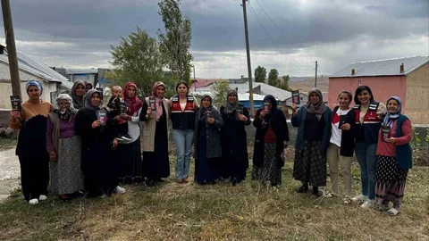 Kars'ta jandarma kadınları KADES hakkında bilgilendiriyor