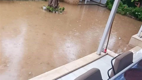 Edremit Körfezi ilçelerinde sağanak yağış nedeniyle su baskınları meydana geldi