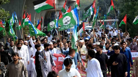 Karaçi'de İsrail'in müdahalesi protesto edildi