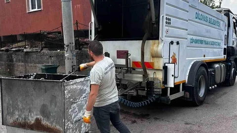 Kocaeli Dilovası'nda çöp konteynerleri dezenfekte ediliyor