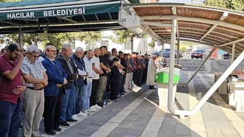 Kayseri'de Cami Çıkışında Öldürülen Çift Toprağa Verildi