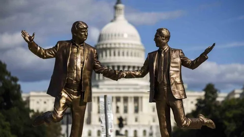 Washington'da Trump ve Epstein heykeli eski yerine yerleştirildi