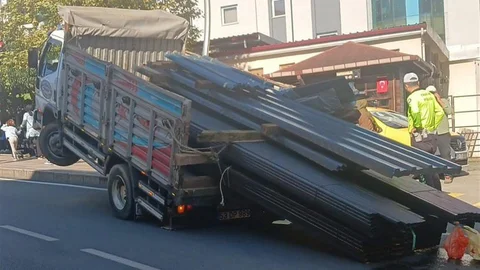 Rize'de kamyon şaha kalktı