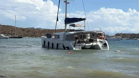 Muğla Bodrum'da katamaran karaya oturdu