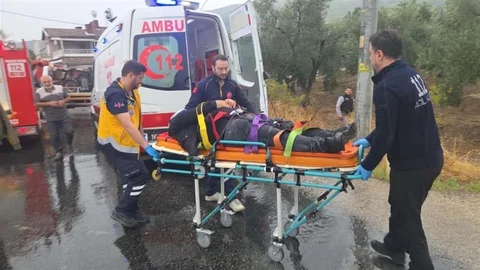 Bursa'da çekici ile kamyonet çarpıştı, 4 kişi yaralandı.