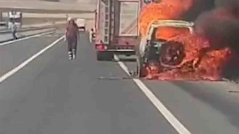 Diyarbakır'da cip alev aldı, araç tamamen yandı