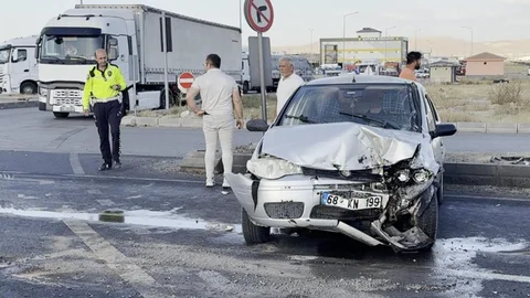 Aksaray'da otomobil ile tır çarpıştı.