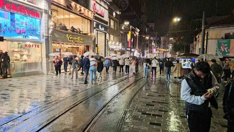 İstanbul'da sağanak yağış etkili oldu