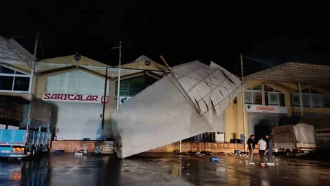 Antalya'da Hortum ve Yağış Hayatı Olumsuz Etkiledi