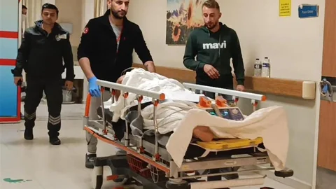 Bursa'da elektrik direğinden düşen iki tekniker hastaneye kaldırıldı