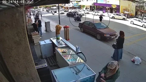 Hatay'da motosikletin çarptığı kadın hastaneye kaldırıldı.