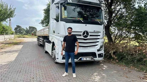 Hatay'da tır şoförü Caner Çevik, ikinci çocuğunun cinsiyetini tırlarla düzenlenen bir partide öğrendi.