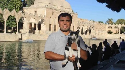 Şanlıurfa'da Balıklıgöl'de düşen kedi, kalp masajıyla hayata döndü.