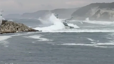 Kırklareli Kıyıköy'de fırtınaya rağmen denize açılan balıkçı teknesi dev dalgalarla mücadele etti.