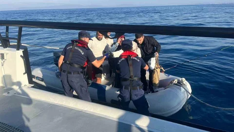 İzmir açıklarında Sahil Güvenlik ekipleri tarafından 44 düzensiz göçmen yakalandı.