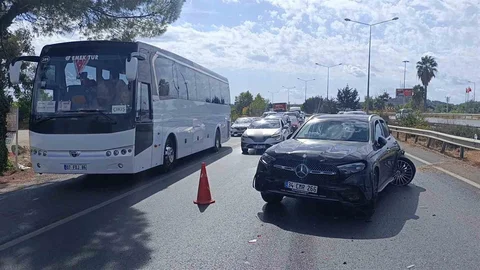 Antalya'da 1 kilometrelik mesafede 12 araçla 4 ayrı zincirleme kaza meydana geldi.