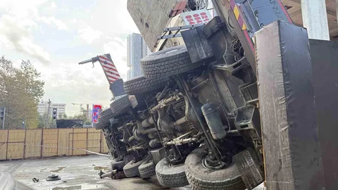 Şişli'de vinç devrildi