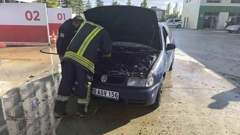 Konya'nın Karapınar ilçesinde otomobil yangını paniğe yol açtı.