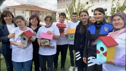 Kütahya'da özel öğrenciler için kuş evi boyama etkinliği düzenlendi