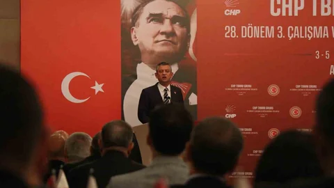 CHP lideri Özgür Özel, Bolu'da yaptığı açıklamada, "Son seçimin birinci partisiyiz, artık sokakta çok daha güçlüyüz" dedi.
