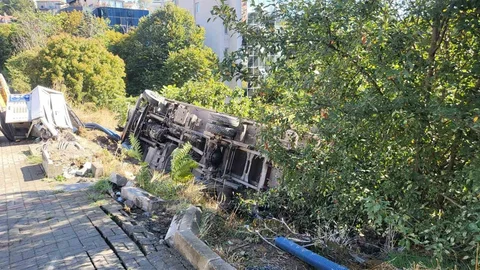 İstanbul'da tır devrildi, sürücü hastaneye kaldırıldı