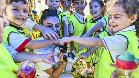 Antalya'da çocuklar patili dostlarıyla bir araya geldi