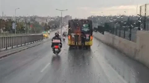 İstanbul Eyüpsultan’da yağmurlu havada patenleriyle İETT otobüsünün arkasına tutunan gençler, büyük bir tehlike yarattı.
