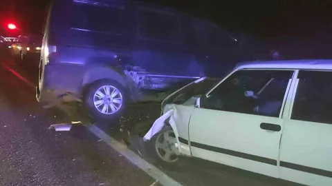 Konya'da Derebucak'ta otomobil ile minibüs çarpıştı, 2 kişi yaralandı.