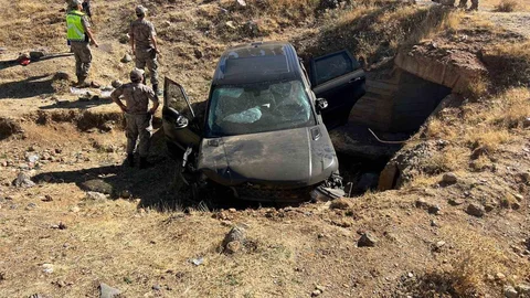 Muş'ta takla atan otomobil şarampole uçtu, 3 yaralı